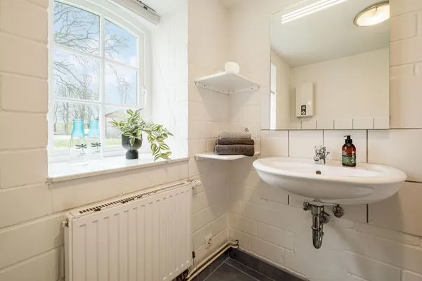 Kleines, funktionales Badezimmer mit Dusche, WC, Fenster  Klüterkammer