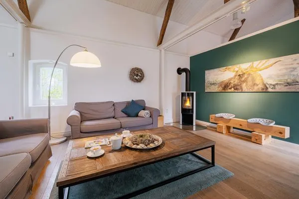 Wohnbereich mit Ofen gemütlichen Sofas  Klüterkammer