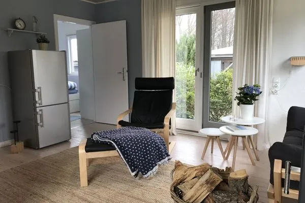 Wohnbereich mit Sessel und Ofen  Blaue Pause