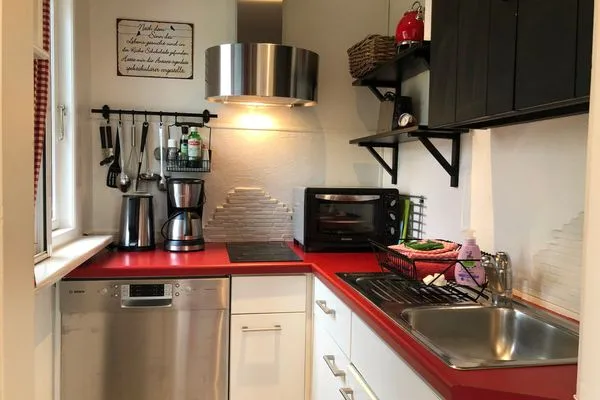 Die kleine Küche mit Geschirrspüler, Minibackofen, 2er Ceranfeld u. m.  Blaue Pause