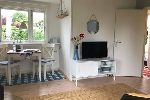 Wohnbereich mit Essplatz und TV  Blaue Pause