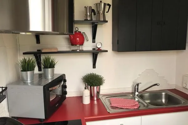 Kleine Küche mit Mini-Backofen, Waschbecken und Geschirrspüler  Blaue Pause