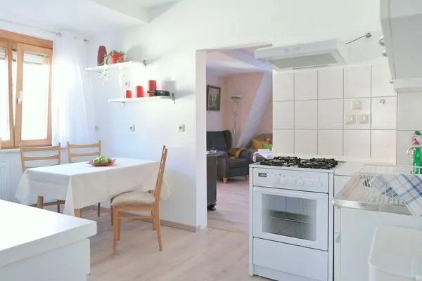 Helle Küche mit Essbereich  Ferienwohnung Bodenstein