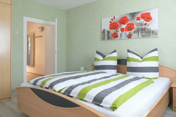 Schlafzimmer mit Platz für 3  Ferienwohnung Bodenstein