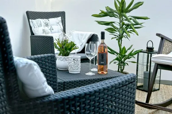 Gemütliche Sitzecke auf überdachter Lodgia  Ferienwohnung Bodenstein