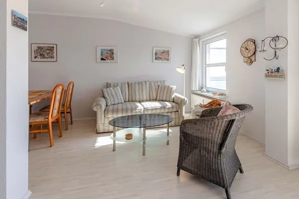 Ferienwohnung HafenPanorama Waren (Müritz) - Wohnbereich mit gemütlicher Sitzecke  HafenPanorama