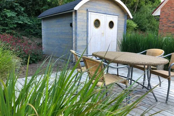 Der Garten wurde modern gestaltet und bietet viel Platz für Zeit im Freien  Strandquartier L. A.