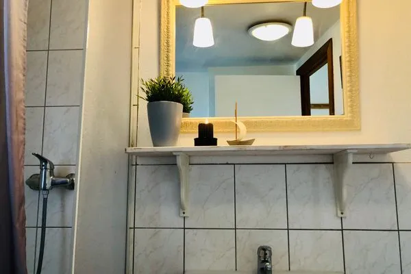 Bad mit Dusche, WC, Fenster, Waschbecken  Nordlicht