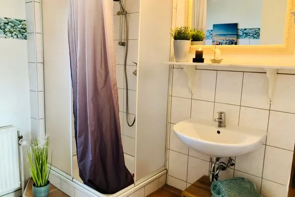 Bad mit Dusche, WC, Fenster, Waschbecken  Nordlicht