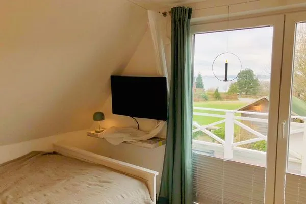 Das Doppelbett (140 x 200) mit Blick auf Balkon und TV  Nordlicht