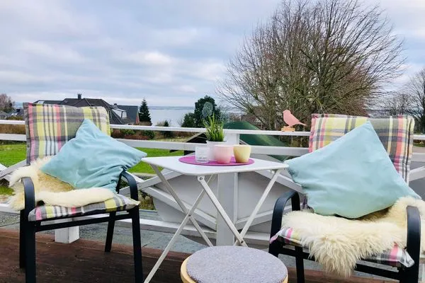 Balkon mit Sitzmöglichkeiten, im Frühjahr  Nordlicht