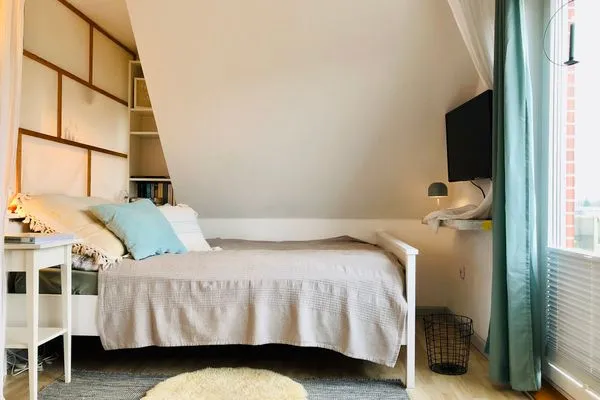 Das Doppelbett (140 x 200) mit Blick auf Balkon und TV  Nordlicht