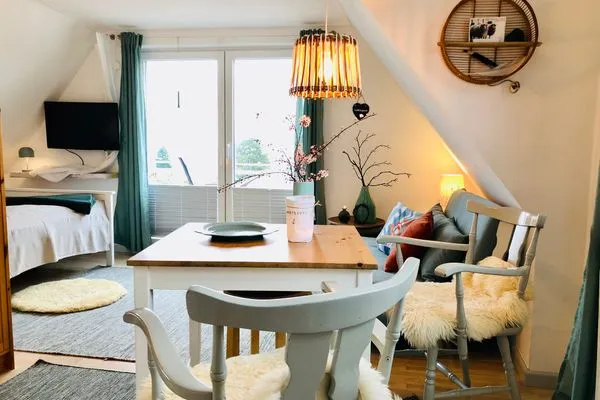 Wohnzimmer mit Schlafbereich, Sofaecke und Essplatz  Nordlicht