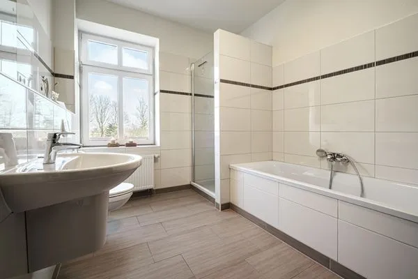 Badezimmer mit Dusche und Badewanne  Ferienwohnung Gut Hardesby