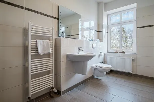 Badezimmer mit Fußbodenheizung und Fenster  Ferienwohnung Gut Hardesby