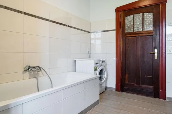 Badezimmer mit Waschmaschine  Ferienwohnung Gut Hardesby