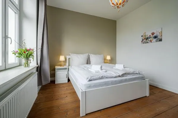 Schlafzimmer zur Hofseite mit Doppelbett (160x200cm)  Ferienwohnung Gut Hardesby