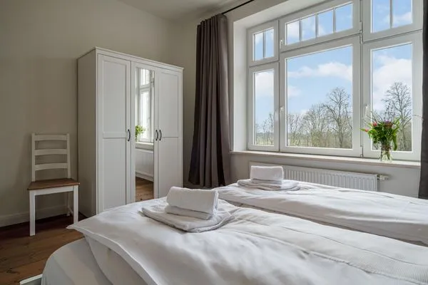 Schlafzimmer zur Hofseite mit Kleiderschrank  Ferienwohnung Gut Hardesby
