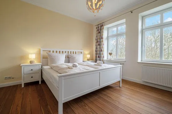 Schlafzimmer zur Gartenseite mit großem Doppelbett(180x200cm)  Ferienwohnung Gut Hardesby