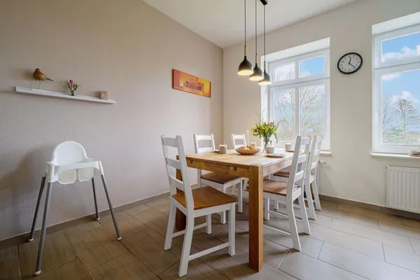 Viel Platz am Esstisch für die ganze Familie  Ferienwohnung Gut Hardesby