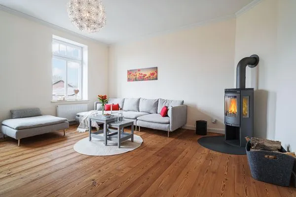 Gemütliches Ecksofa und Kaminofen  Ferienwohnung Gut Hardesby