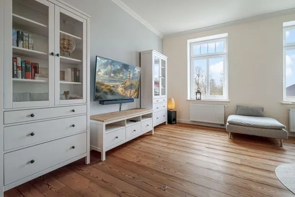 Großer Smart-TV im Wohnzimmer  Ferienwohnung Gut Hardesby