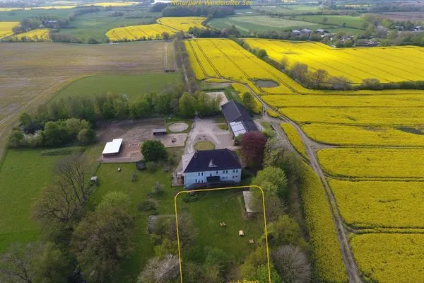Gartenbereich der Ferienwohnung und Umgebung  Ferienwohnung Gut Hardesby
