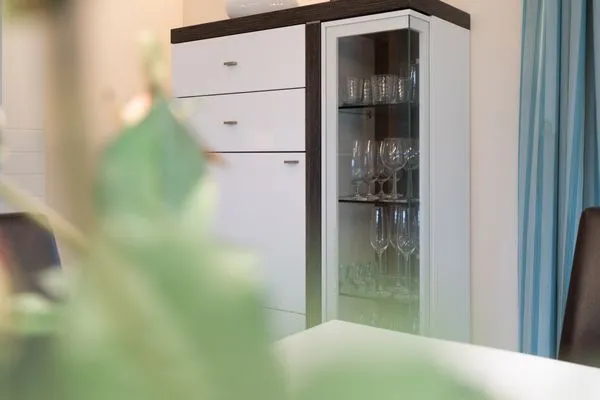 Wohnzimmer, Fernseher, Couch, Sofa, Esstisch, Kommode  Ferienwohnung "Birkenhain 5"