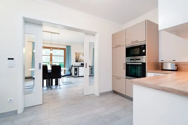 Küche, Wasserkocher, Mikrowelle, Kaffeemaschine, Küchenschrank, Spüle, Geschirrspülmaschine  Ferienwohnung "Birkenhain 5"