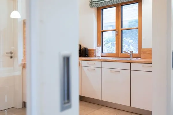 Küche, Wasserkocher, Mikrowelle, Kaffeemaschine, Küchenschrank, Spüle, Geschirrspülmaschine  Ferienwohnung "Birkenhain 5"