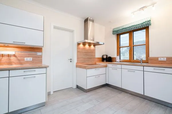 Küche, Wasserkocher, Mikrowelle, Kaffeemaschine, Küchenschrank, Spüle, Geschirrspülmaschine  Ferienwohnung "Birkenhain 5"