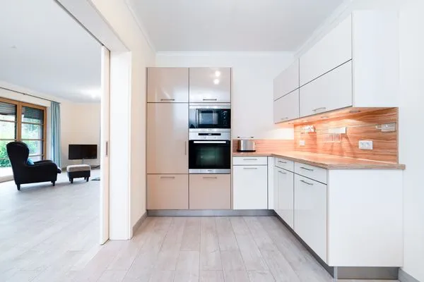 Küche, Wasserkocher, Mikrowelle, Kaffeemaschine, Küchenschrank, Spüle, Geschirrspülmaschine  Ferienwohnung "Birkenhain 5"