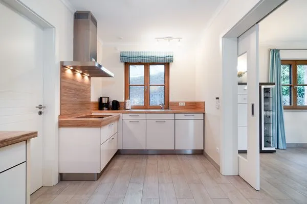 Küche, Wasserkocher, Mikrowelle, Kaffeemaschine, Küchenschrank, Spüle, Geschirrspülmaschine  Ferienwohnung "Birkenhain 5"