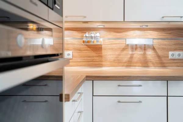 Küche, Wasserkocher, Mikrowelle, Kaffeemaschine, Küchenschrank, Spüle, Geschirrspülmaschine  Ferienwohnung "Birkenhain 5"