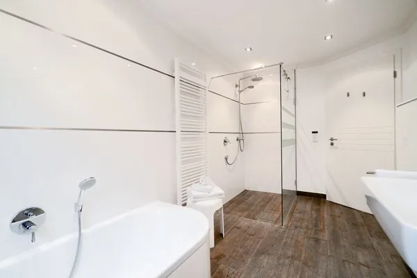 Toilette, Waschbecken, Badewanne, Dusche  Ferienwohnung "Birkenhain 5"
