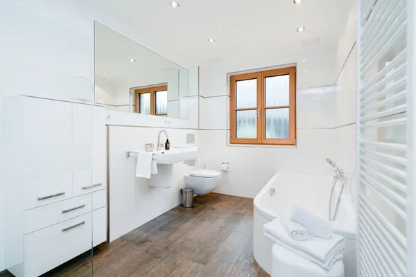 Toilette, Waschbecken, Badewanne, Dusche  Ferienwohnung "Birkenhain 5"