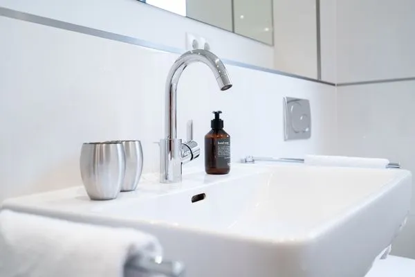 Toilette, Waschbecken, Badewanne, Dusche  Ferienwohnung "Birkenhain 5"