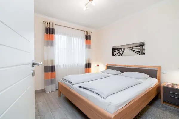 Bett, Doppelbett, Nachttisch, Schrank, TV, Fernseher  Ferienwohnung "Birkenhain 5"