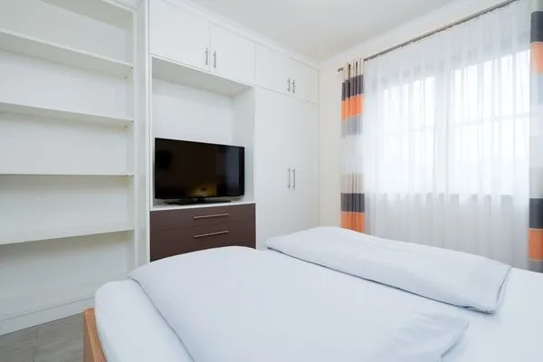 Bett, Doppelbett, Nachttisch, Schrank, TV, Fernseher  Ferienwohnung "Birkenhain 5"