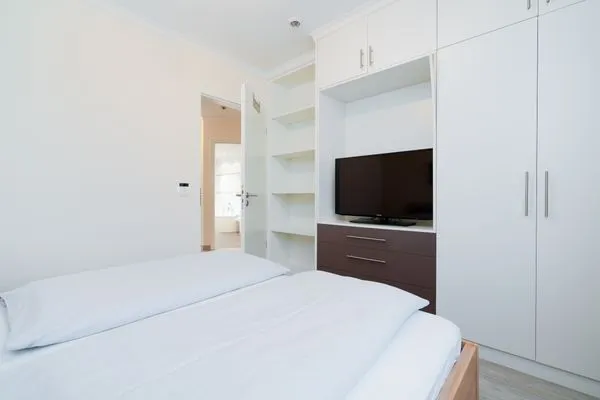 Bett, Doppelbett, Nachttisch, Schrank, TV, Fernseher  Ferienwohnung "Birkenhain 5"