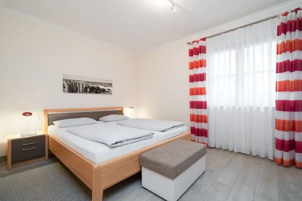 Bett, Doppelbett, Nachttisch, Schrank, TV, Fernseher  Ferienwohnung "Birkenhain 5"