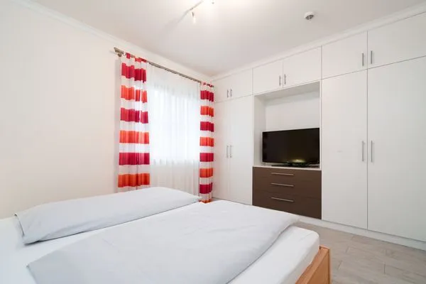 Bett, Doppelbett, Nachttisch, Schrank, TV, Fernseher  Ferienwohnung "Birkenhain 5"