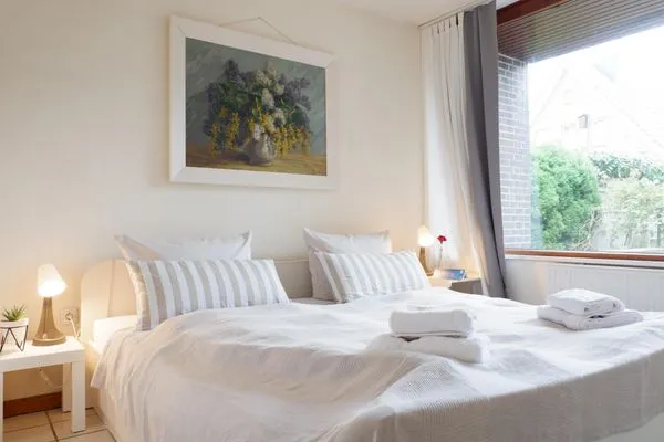 Schlafzimmer mit großem Doppelbett (200x200cm)  Ferienhaus an der Au