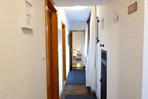 Schmaler Flur mit großem Fenster  Ferienhaus an der Au