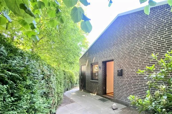 Grün eingewachsener Hauseingang  Ferienhaus an der Au