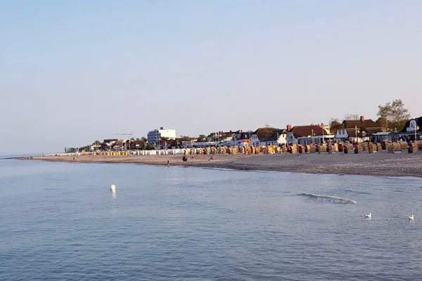 Blick von der Seebrücke auf den Strand und die Promenade  Ferienhaus an der Au