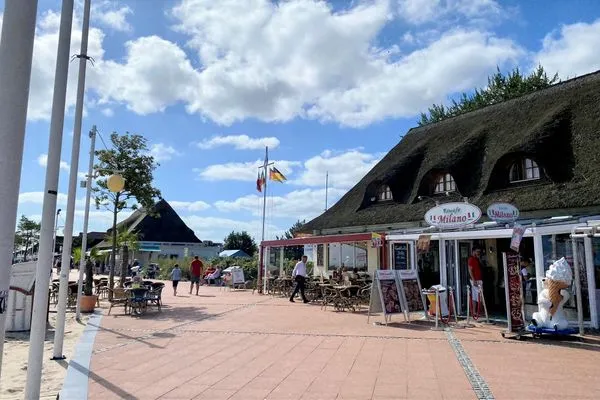 Strandpromenade mit Gastronomie in Dahme  Ferienhaus an der Au
