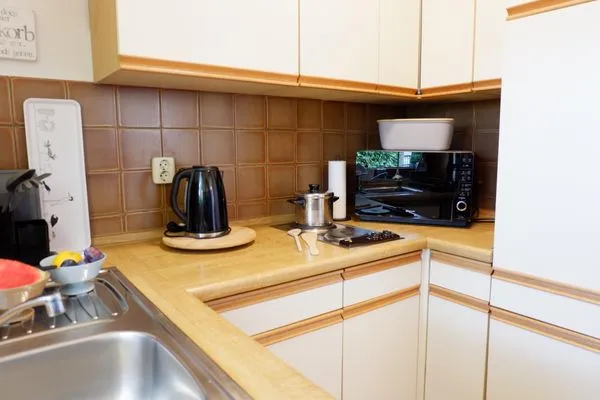 Küche mit Herd, Mini-Backofen, Kühlschrank  Ferienhaus an der Au