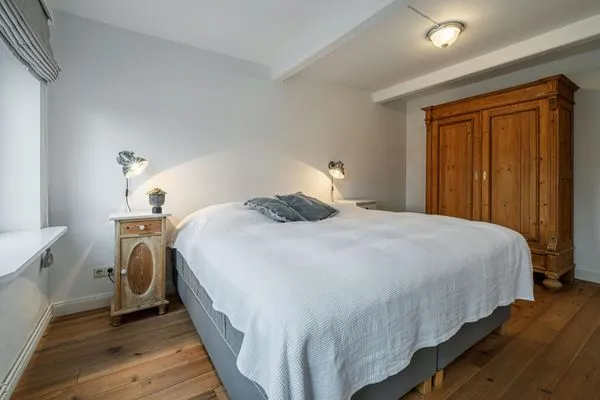 Schlafzimmer im EG mit Doppelbett (180 x 200 cm) und Kleiderschrank  Landhaus am Mühlendamm