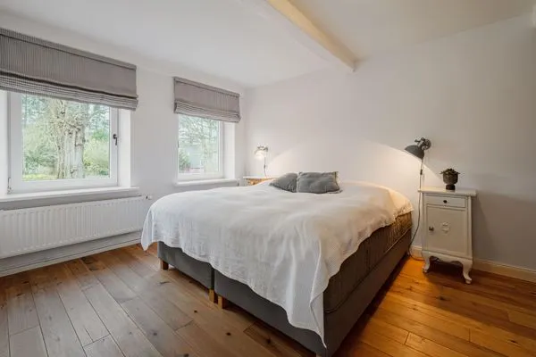 Schlafzimmer im EG mit Doppelbett (180 x 200 cm) und Kleiderschrank  Landhaus am Mühlendamm